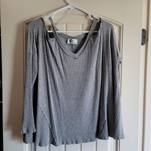 Cute cutout around neck & shoulder